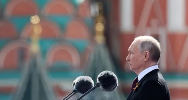 Vladimir Putin fa la vittima di guerra