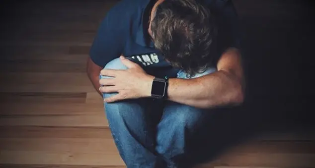 «In paese si è suicidato un genitore: come spiegarlo agli adolescenti?»