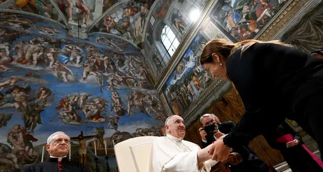 Il Papa agli artisti: «Siete dei veggenti che smascherano le astuzie e i falsi miti del potere»