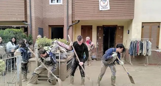 Il vescovo di Forlì: «Dio si manifesta in chi ha la pala in mano e si sporca di fango»