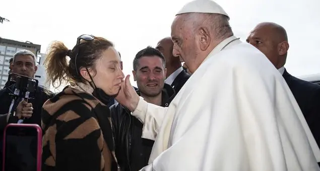 Quella dolce carezza del Papa sulle lacrime di una mamma