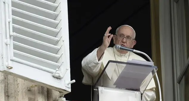 Il Papa: «Credere a maghi e oroscopi e farsi leggere le mani non è cristiano»