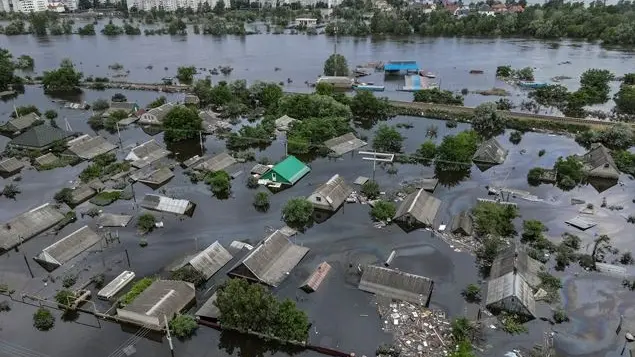 Kherson sommersa dall'acqua. E nella parte occupata dai russi gli abitanti sono intrappolati