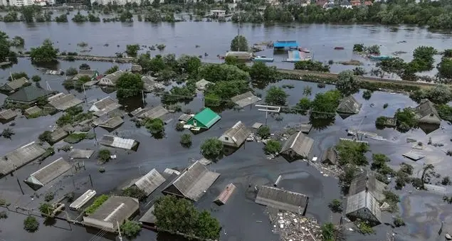 Kherson sommersa dall'acqua. E nella parte occupata dai russi gli abitanti sono intrappolati