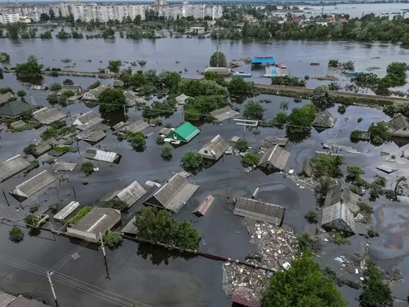 Kherson sommersa dall'acqua. E nella parte occupata dai russi gli abitanti sono intrappolati