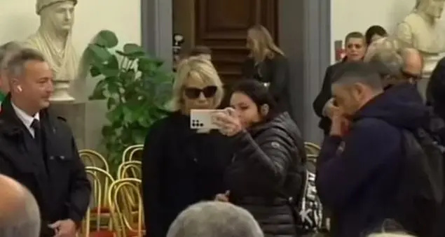 Anche di fronte alla morte la \"modalità selfie\" è l'unica che sappiamo usare