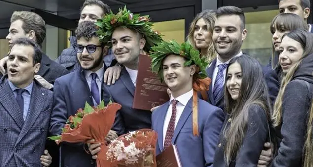 Le laureate superano i laureati in numero e votazioni, ma poi i maschi guadagnano di più