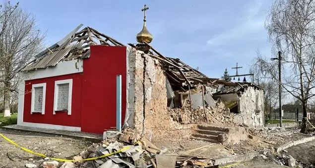 Zaporizhzhia, la chiesa di Komyshuvaha in macerie. Il sindaco: \"Abbiamo bisogno di armi e informazione\"