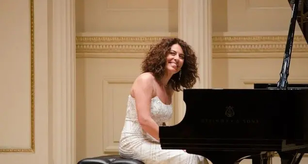 Un pianoforte a coda e un trattore per dare speranza alla Romagna ferita