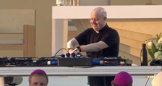 Chi è padre Guilherme Peixoto, il prete dj (benedetto dal Papa) che ha fatto ballare i ragazzi della Gmg