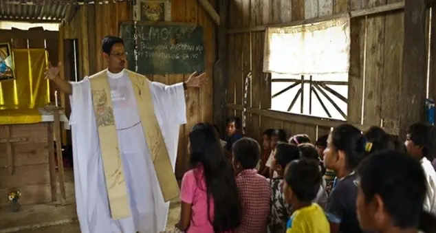Padre Edwin Gariguez «Il paradiso del mare rischia di diventare un inferno»