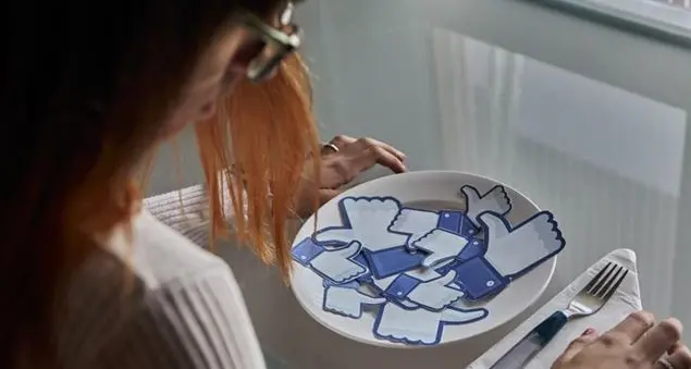 Bambini e ragazzi dipendenti dagli smartphone facili prede del cyberbullismo