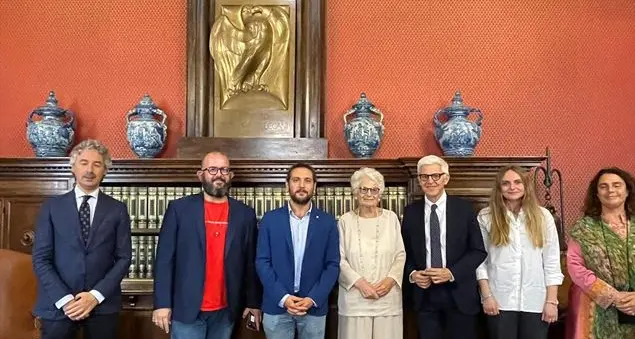 A Liliana Segre il telo con le impronte digitali dei ragazzi che hanno visitato Auschwitz nel 2023