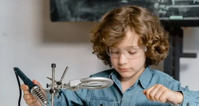 «Mio figlio plusdotato ha un QI record, ma zero amici. Come posso aiutarlo?»