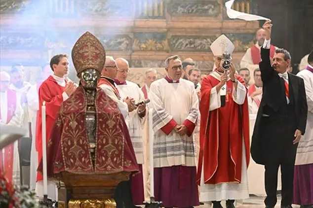 Il miracolo del sangue di San Gennaro nel Duomo di Napoli il 19 settembre 2022 , ANSA