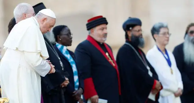 Il Papa: \"Dio non ama schiamazzi e chiacchiere, ma il filo sonoro del silenzio: camminiamo insieme, ascoltando Lui\"