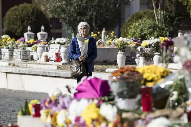 La visita al cimitero in occasione del 2 novembre
