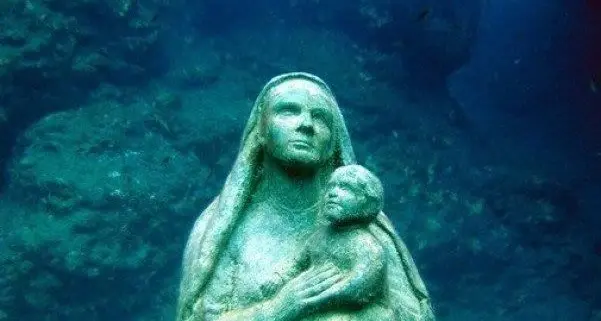 Nell'isola di Maria si \"respira\" il suo abbraccio a naufraghi e vittime delle migrazioni