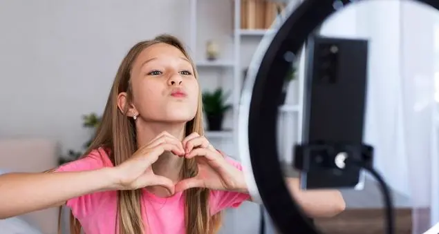 Fa l’influencer ma mi preoccupa la sua ricerca di popolarità