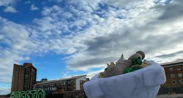 Il pesto ligure alla conquista del popolo inglese con un maxi pestello