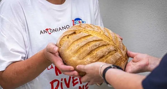 Pane ai poveri nelle piazze italiane grazie ai frati dell'Antoniano