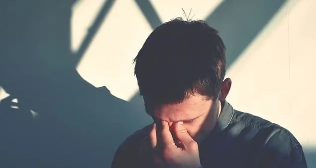 «Suo padre è malato e depresso, e mio figlio lo accusa di non occuparsi di lui»