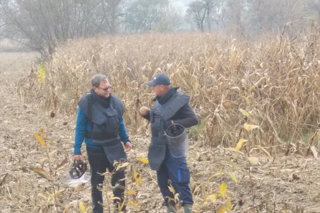Vito Alfieri Fontana. oggi 74 anni, durante un\\'operazione di sminamento a Sarajevo nel 2000