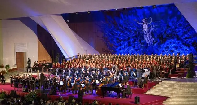 Una donna alla direzione del Concerto per i poveri in Vaticano
