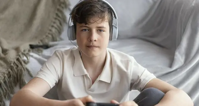 «Come fare con mio figlio che nel suo tempo libero vuole solo giocare online?»