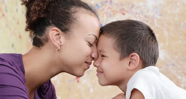 «Quel bacio sulla bocca del cantante alla mamma a Sanremo 2024 mi sa troppo di \"mammismo\"!»