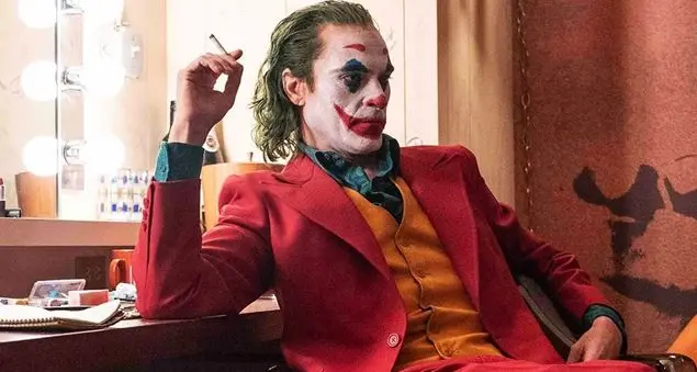 La storia di come un clown fallito diventa la maschera del male di Gotham City