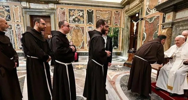 Il Papa ai frati: «Le stimmate di San Francesco indichino vie di pace. Non importa se sotto l'abito portate i jeans»