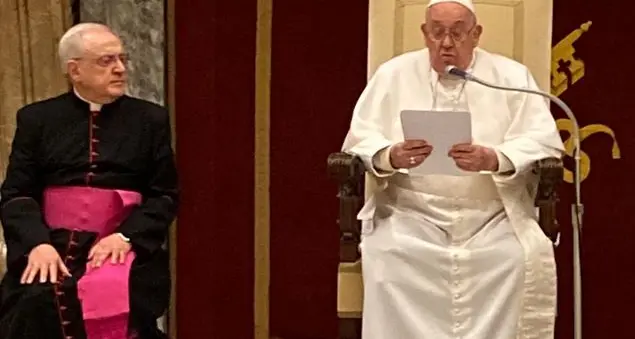 Il Papa ai giornalisti: «Grazie per la delicatezza con cui parlate anche degli scandali»