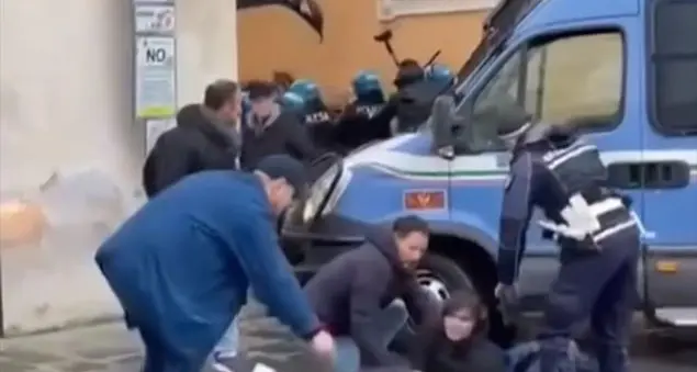 «Voi poliziotti, con quali occhi stasera guardate in faccia i vostri figli?»