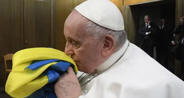 La Santa Sede: «Il Papa chiede per l'Ucraina il coraggio di negoziare». La replica di Kiev: «Ma nessuno negoziò con Hitler»