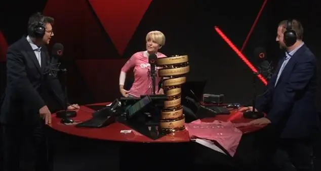Il \"Trofeo Senza Fine\" del Giro d'Italia arriva negli studi di RTL 102.5