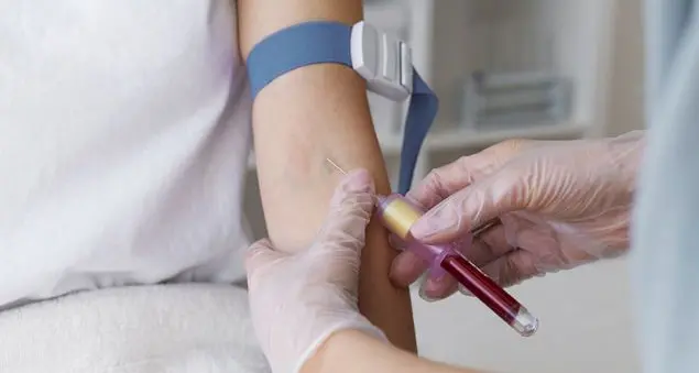 «A 11 anni ha il terrore degli aghi e delle iniezioni. Ogni volta è una tragedia»