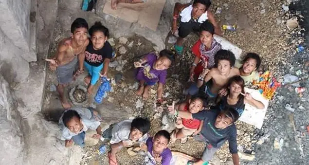 Nel Cortile degli artisti di Milano il racconto in foto dell'infanzia in India e nel mondo