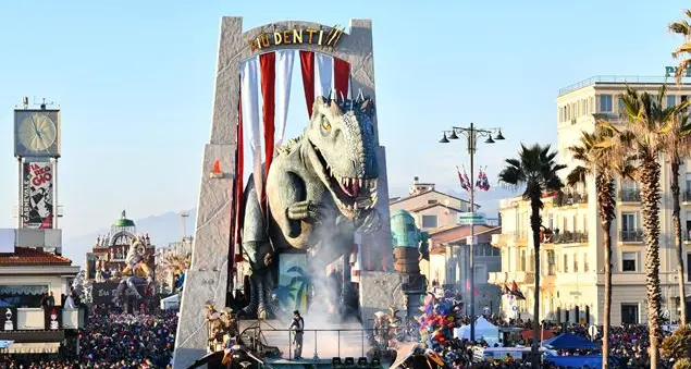 Il Carnevale di Viareggio, la festa della goliardia dove si sorride di tutto