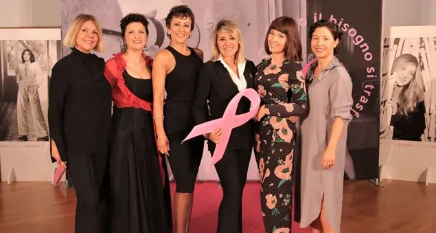 Un calendario con le foto di autore di donne malate di tumore per sostenere le parrucche solidali di Tricostarc onlus