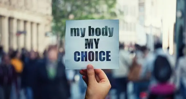 La triste libertà di abortire: il paradosso francese