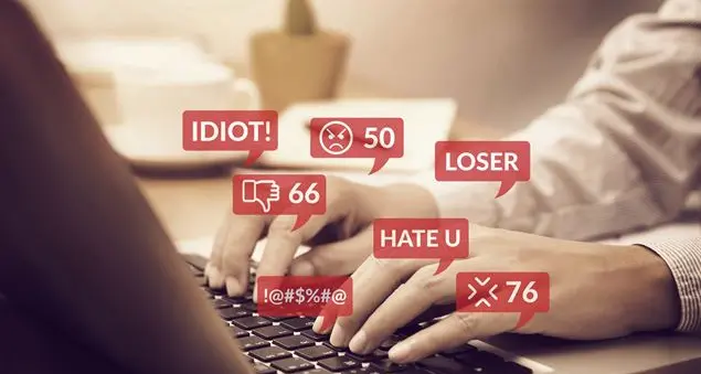 Il dramma dei social? La polizia morale che cova dentro di noi