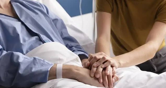 I vip che parlano pubblicamente delle loro malattie sono di aiuto nelle nostre vite?