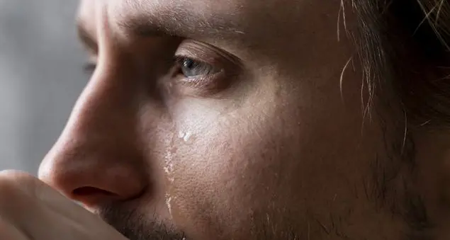 «Da mio padre mai una parola affettuosa. Oggi mio figlio mi ha visto piangere»