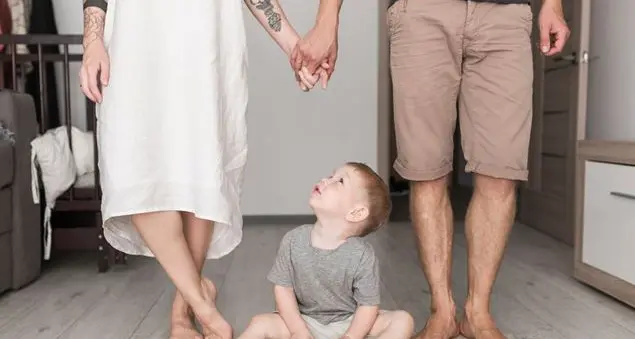 Quei genitori che sentono di dover dare giustificazioni a un bambino di 5 anni