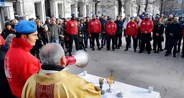 Una preghiera di interreligiosa Natale nel luogo dove si radunano i disperati