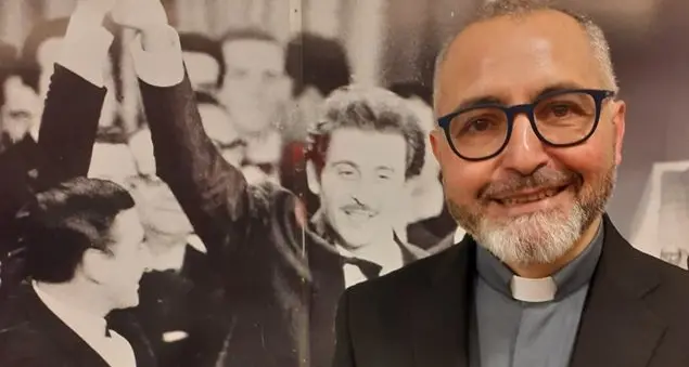 Il parroco di Trapani tra il pubblico dell'Ariston: \"Nelle canzoni dei giovani c'è il cuore del messaggio cristiano\"