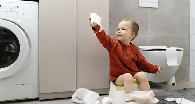 «Il nostro bimbo a quasi tre anni non ha ancora imparato a usare il vasino. Dobbiamo preoccuparci?»