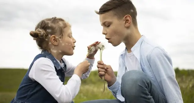 «Un bacio segreto con il cugino: come gestire quel gesto inappropriato della mia bambina?»