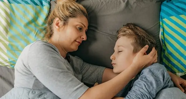 A 11 anni dorme nel lettone con la mamma? Non è proprio il caso